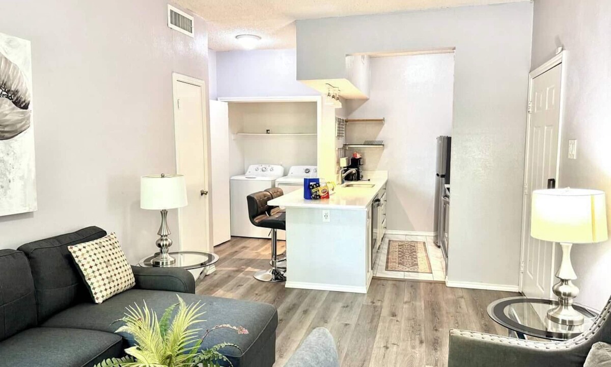Irving Apartment | I30 – World Cup Stay - 18 min to AT&T - Sleeps 2 - Public Transit