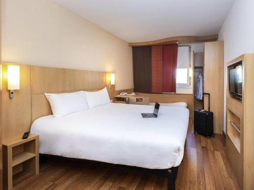 Chaponnay Hotel | ibis Lyon Est Chaponnay