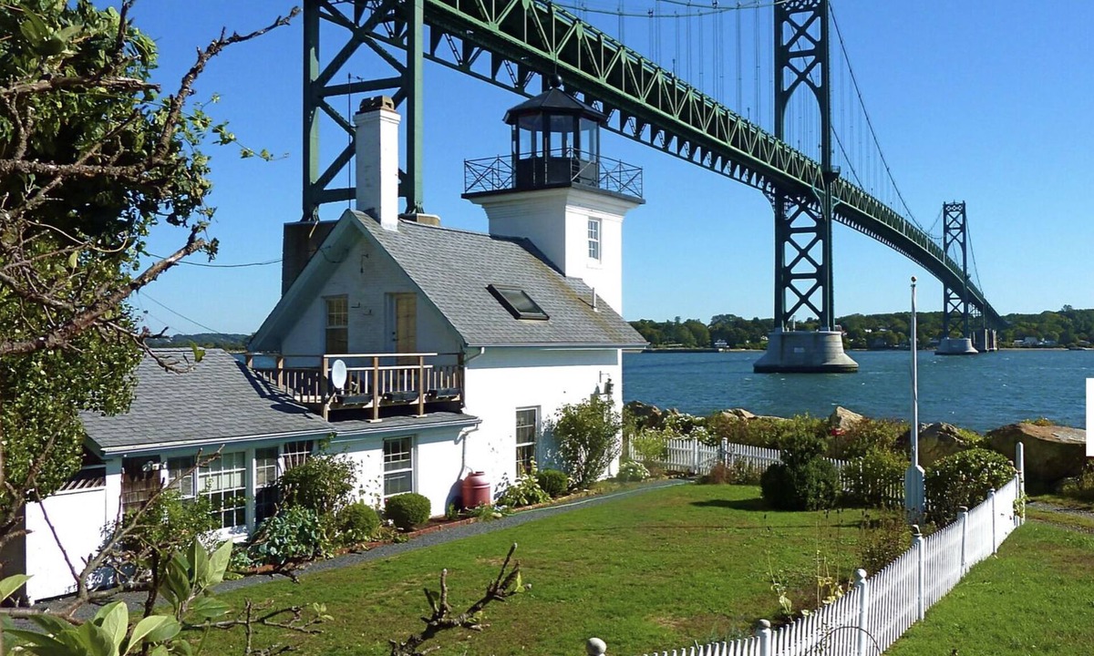 Bristol House | Iconic Bristol Ferry Lighthouse