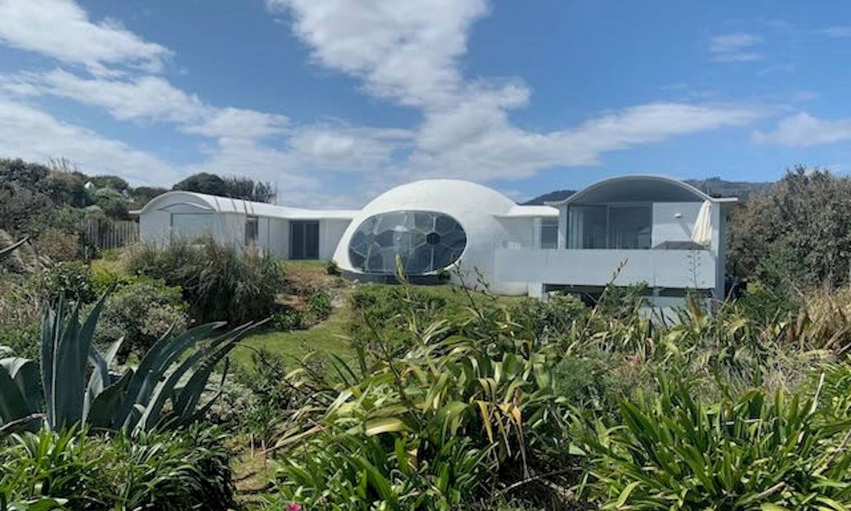 Peka Peka House | Iconic & Curvaceous Beach House