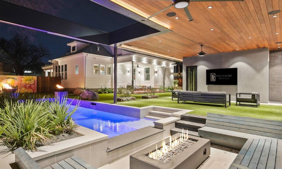 East Cesar Chavez House | Iconic Downtown Estate: Pool & Moroccan Suite