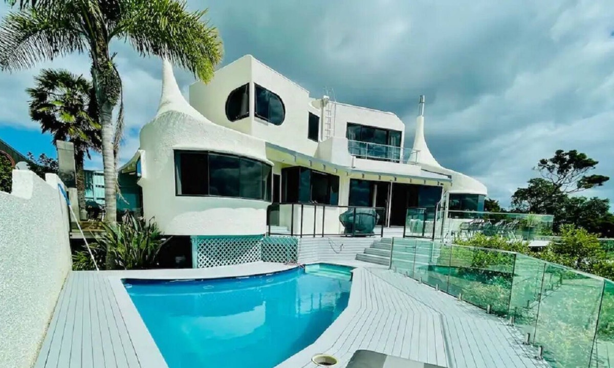 Beach Haven House | Iconic Estate -Unique Waterfront Experience