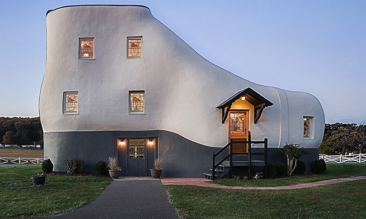 York Cottage | Iconic Haines Shoe House - Hot Tub, Firepit, Foosball & 300 Game Arcade Machine!