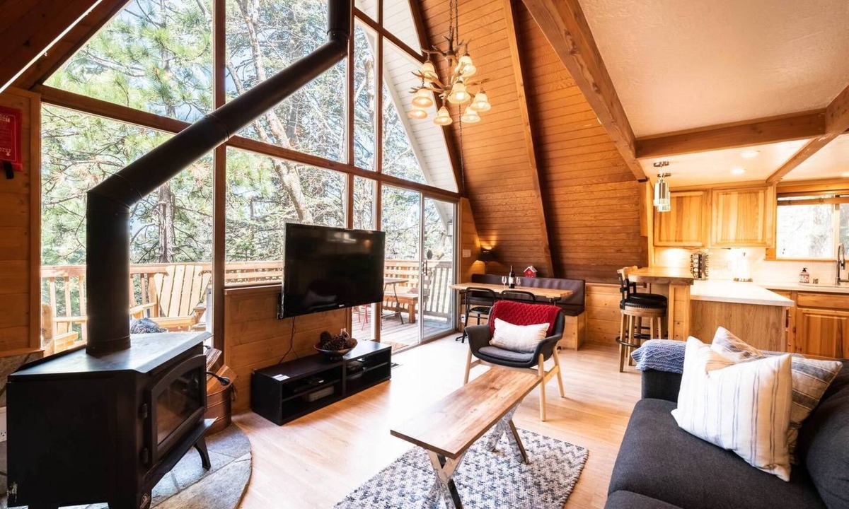 Crest Park Cabin | Iconic modernized A-frame Cabin in Lake Arrowhead/hot tub/dog friendly
