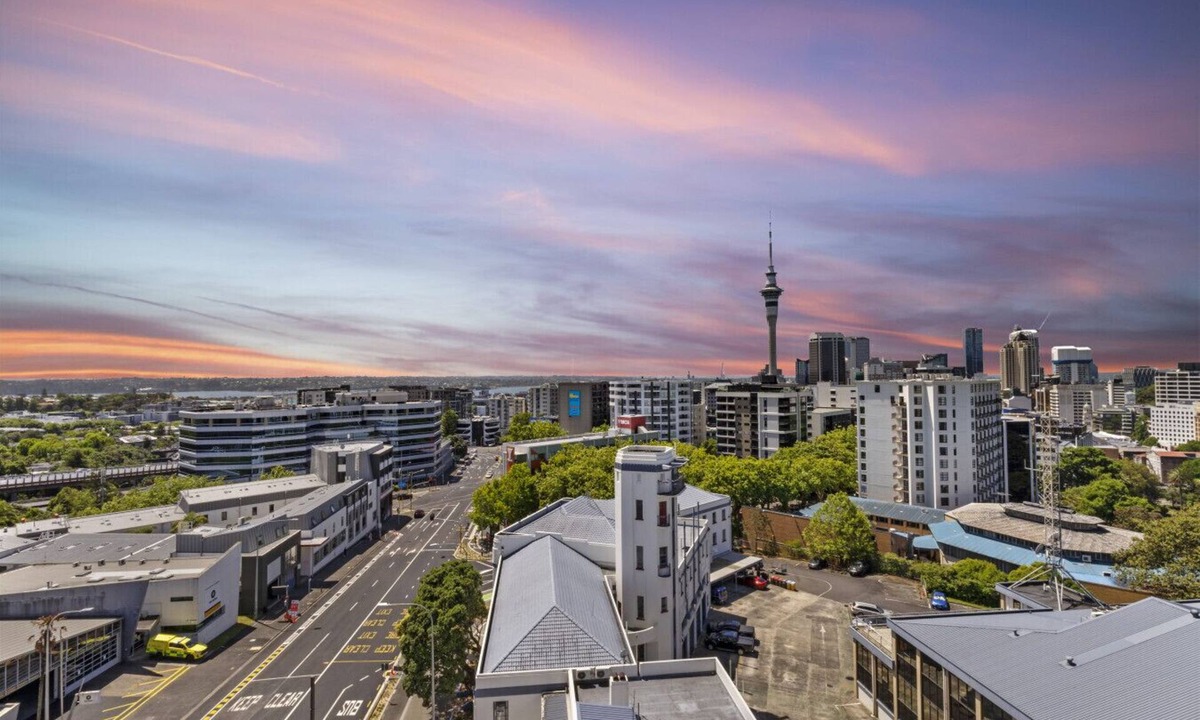 Newton Apartment | Iconic Skyline Modern Abode with Free Parking