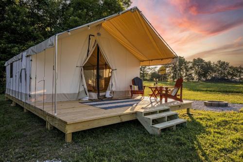 Cassville House | Iconic Tented Cabin with Fire Pit in Cassville, Missouri