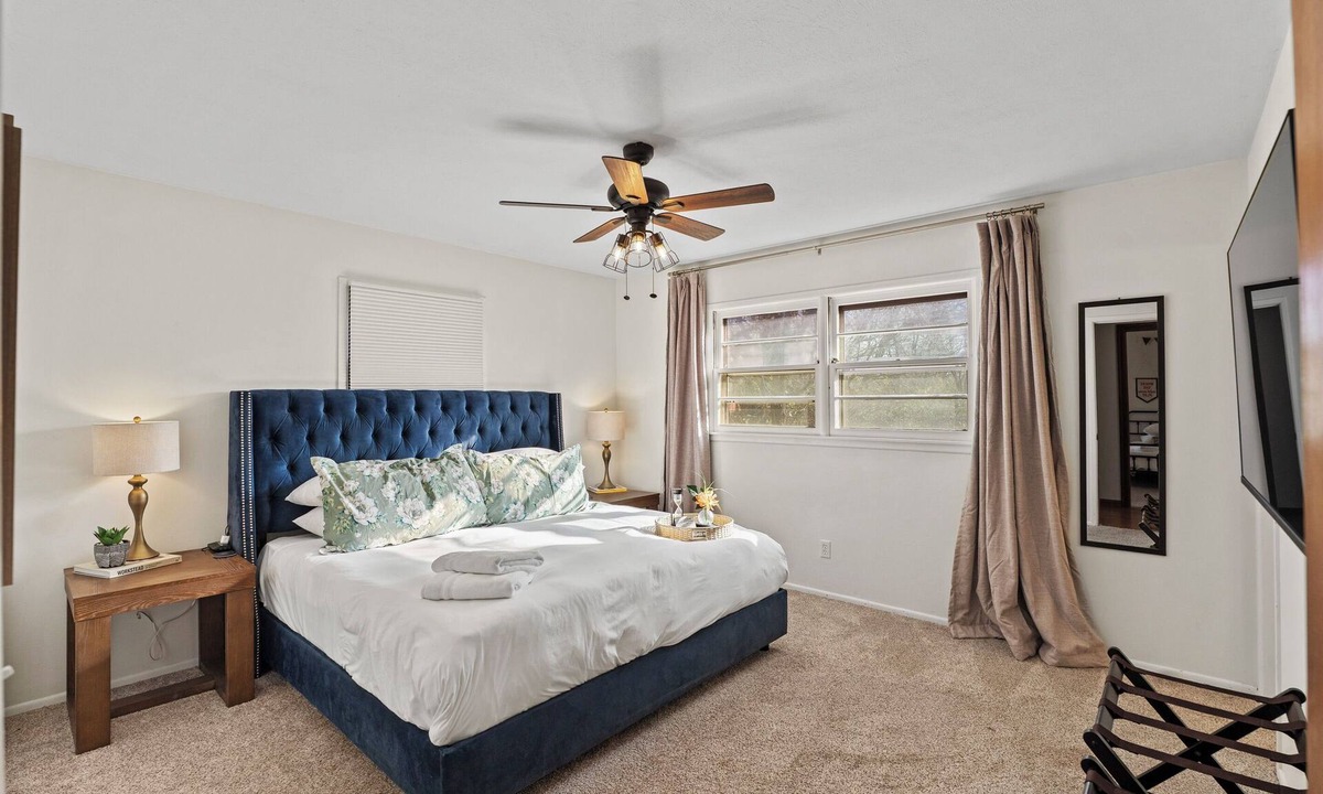 Wichita House | ICT Bunkhouse 2 King Beds, Family Friendly Retreat