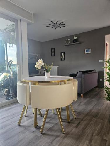 Digne-les-Bains Apartment | Idéal long séjour, Souvenirs de Provence,T2 classé, vue sur les montagnes, toutes commodités!