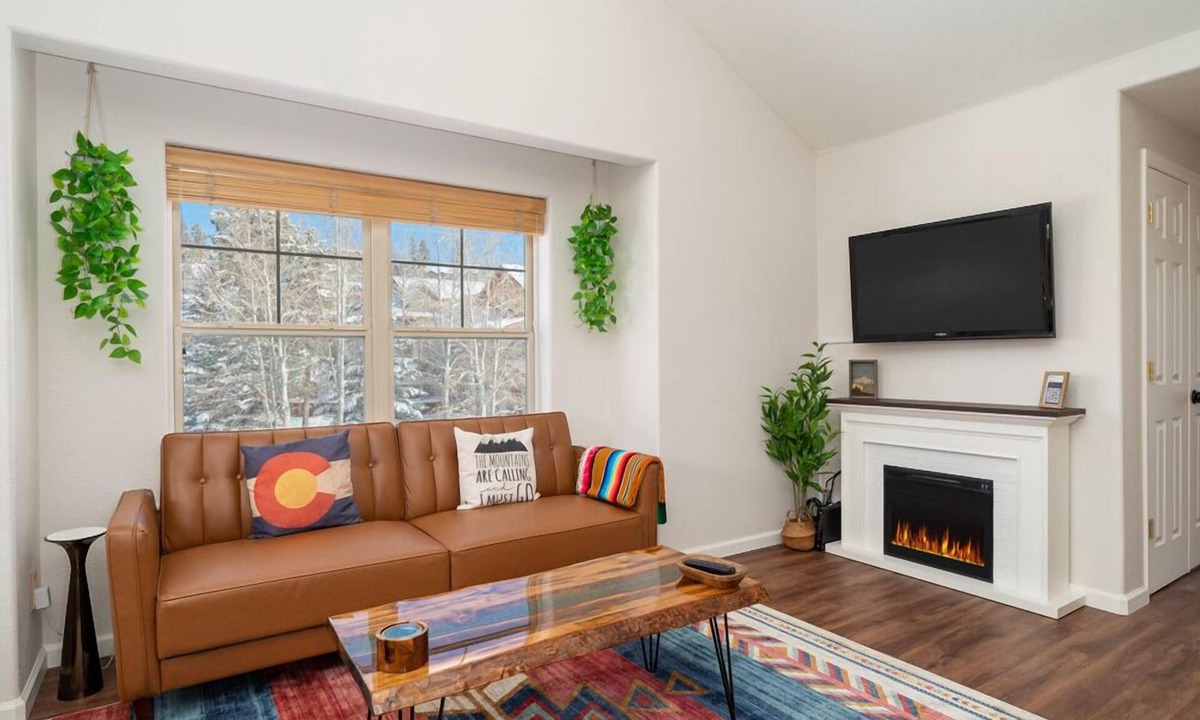 Fraser Condo | Ideal and modern 1 bedroom - open floor plan and mt views