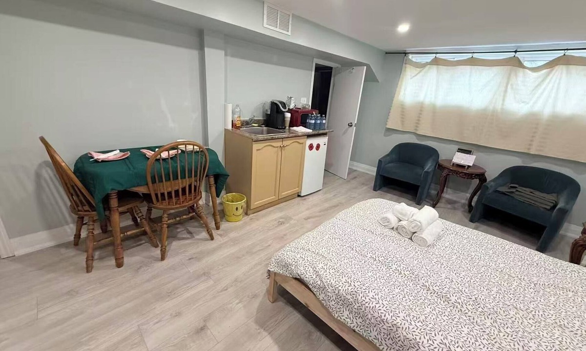 Aurora Apartment | Ideal Bachelor Suite For Couples/Singles in Aurora