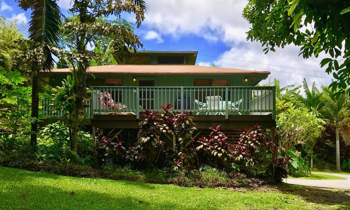 Hana House | IDEAL BEACH LOCATION 2 BR LARGE DECK "PRIVATE'