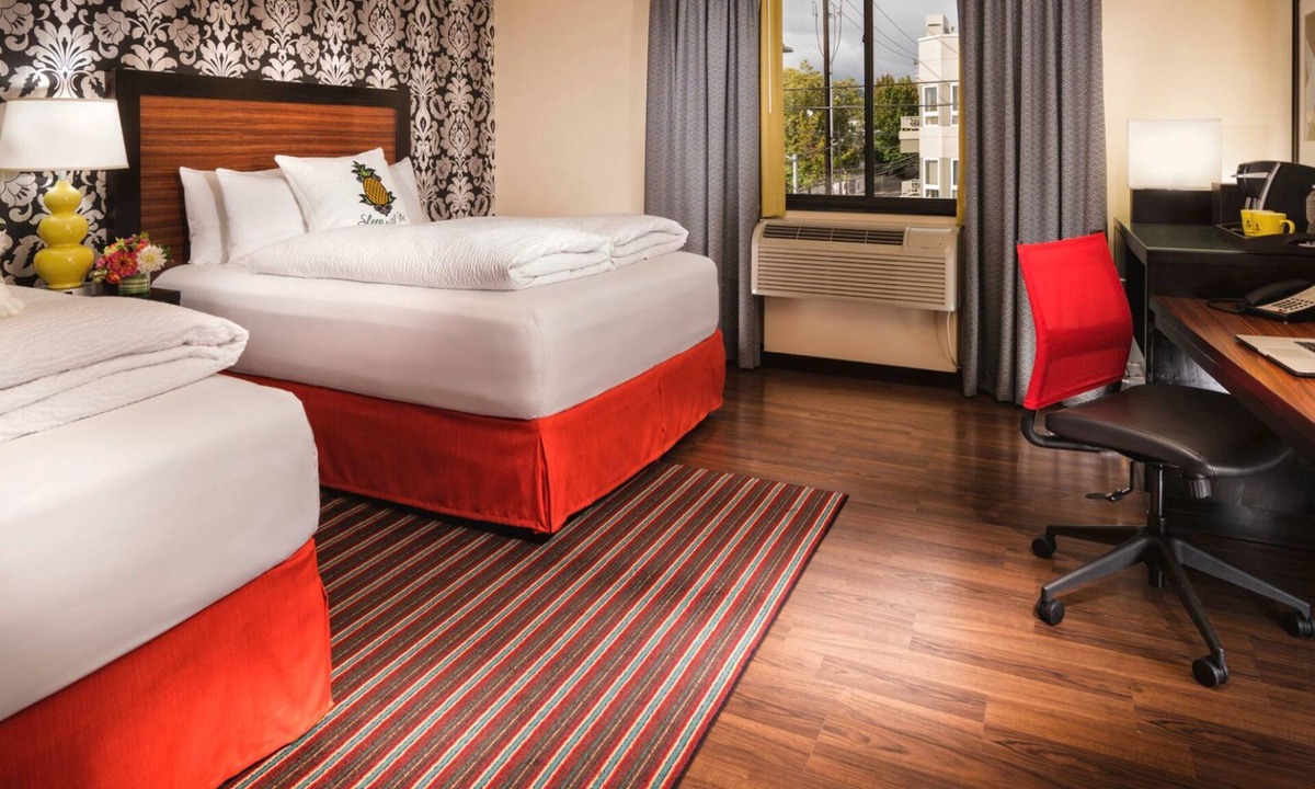 Lower Queen Anne Hotel | Ideal for Groups: 2 Rooms w/Pool Access Steps Away from the Space Needle