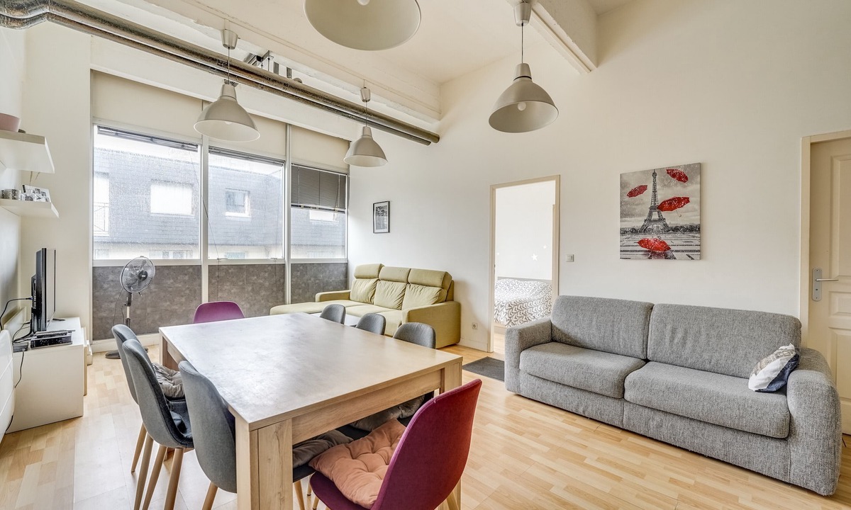 Les Lilas House | Ideal location: Serge Gainsbourg metro station at the foot of the building.