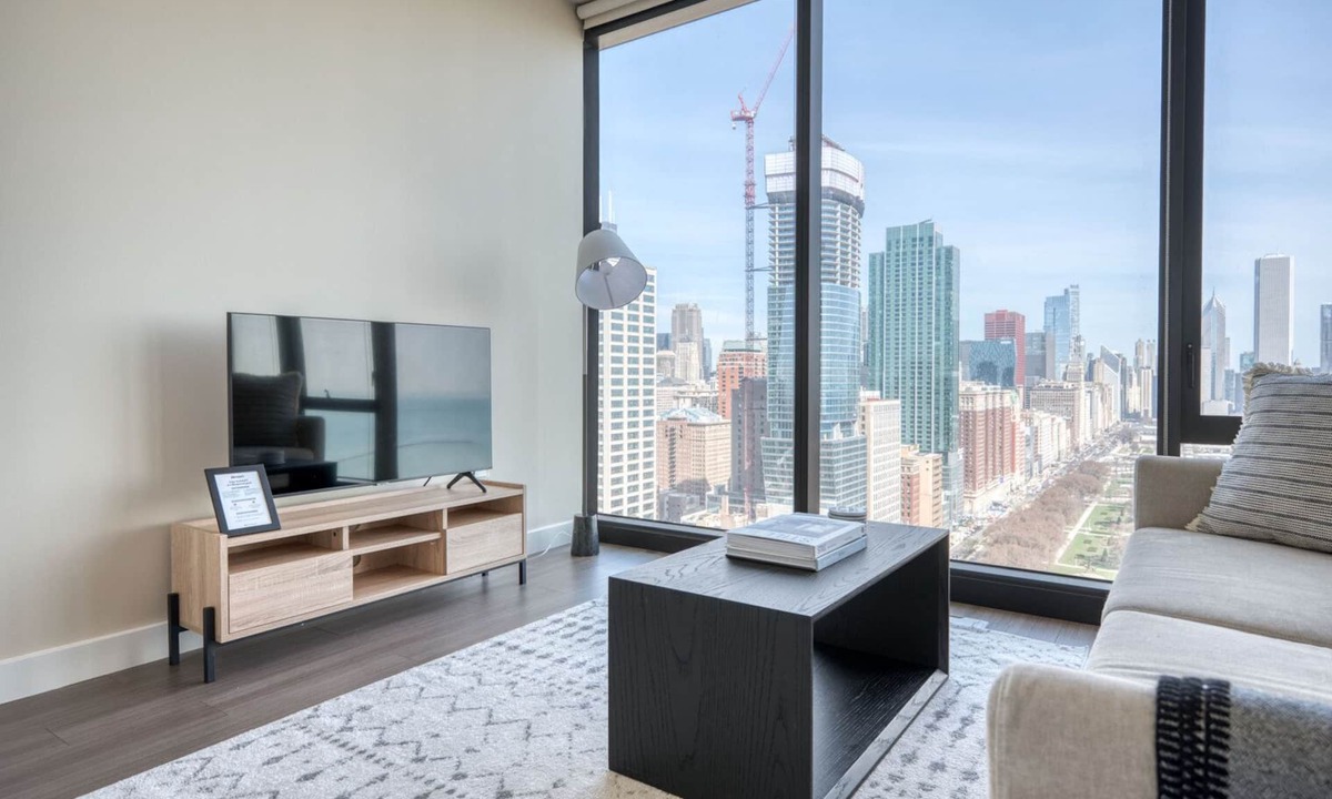 South Loop Apartment | Ideal South Loop 1BR w/Pool, Gym & Spa, nr Grant Park, by Blueground