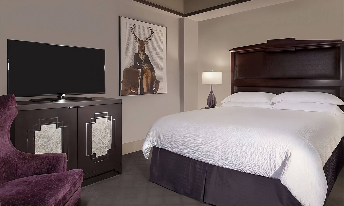 Downtown Fort Worth Hotel | Ideal Starting Point For Exploring the City! Walk to Fort Worth Water Gardens!