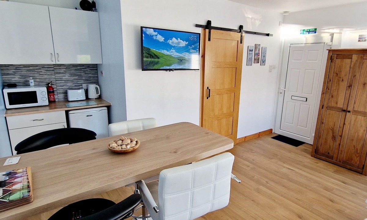 Nairn Apartment | Ideal studio base for groups or families exploring or golfing within the area