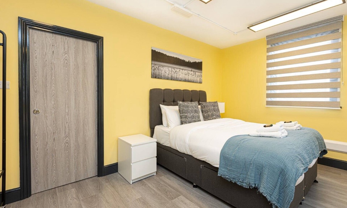 St Luke's Apartment | Ideally located cosy flat