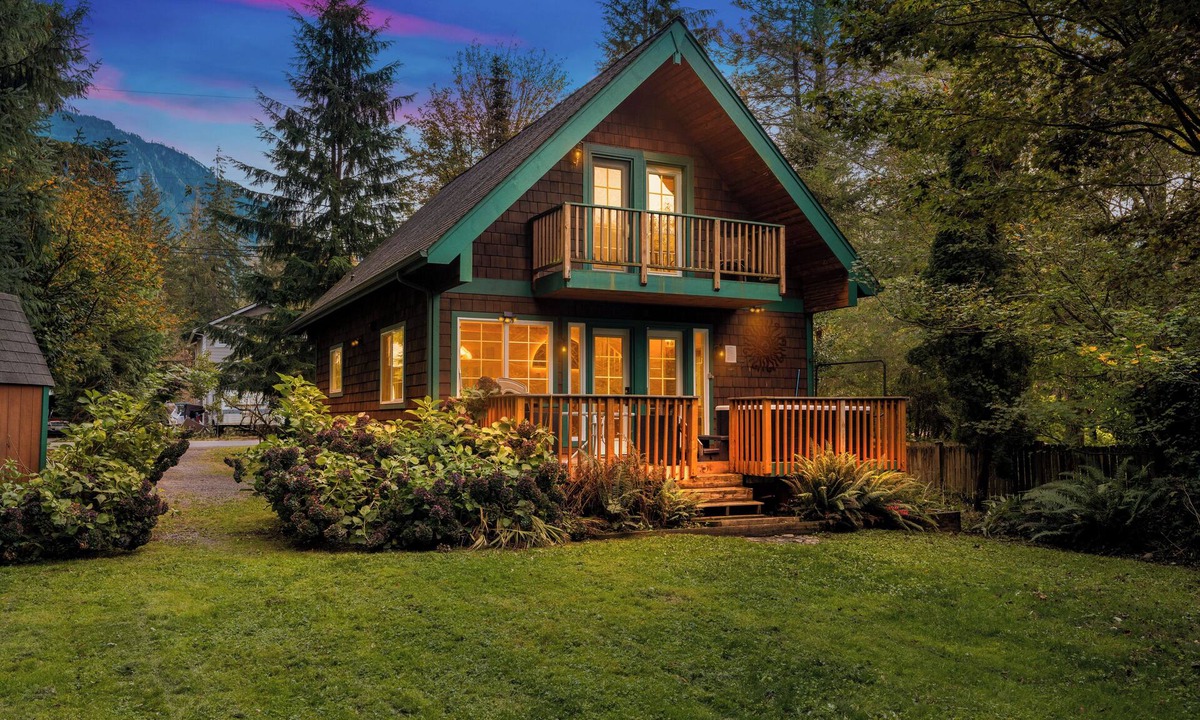 Gold Bar Cabin | Idlyllic riverfront 2-bed cabin with hot-tub close to Stevens Pass and hiking