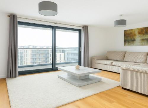 Rotherhithe Apartment | Idyllic 2 Bed Flat with Balcony in Canada Water