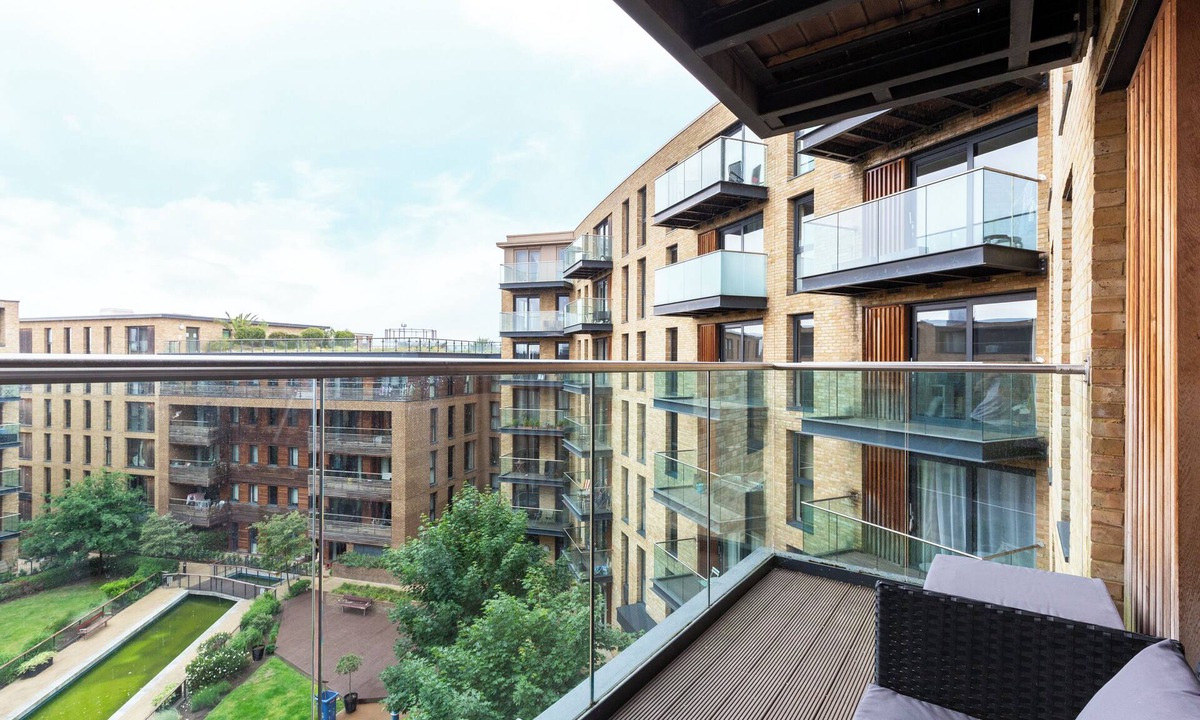 Rotherhithe Apartment | Idyllic 2 Bed Flat with Balcony in Canada Water