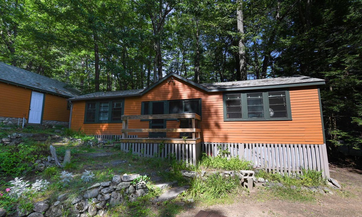 Naples Cottage | Idyllic Brandy Pond Cottage with 100' of Shared Waterfront!