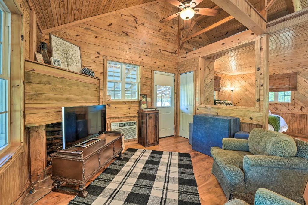 Fruitvale House | Idyllic Cabin with Fire Pit, Kayak On-Site!