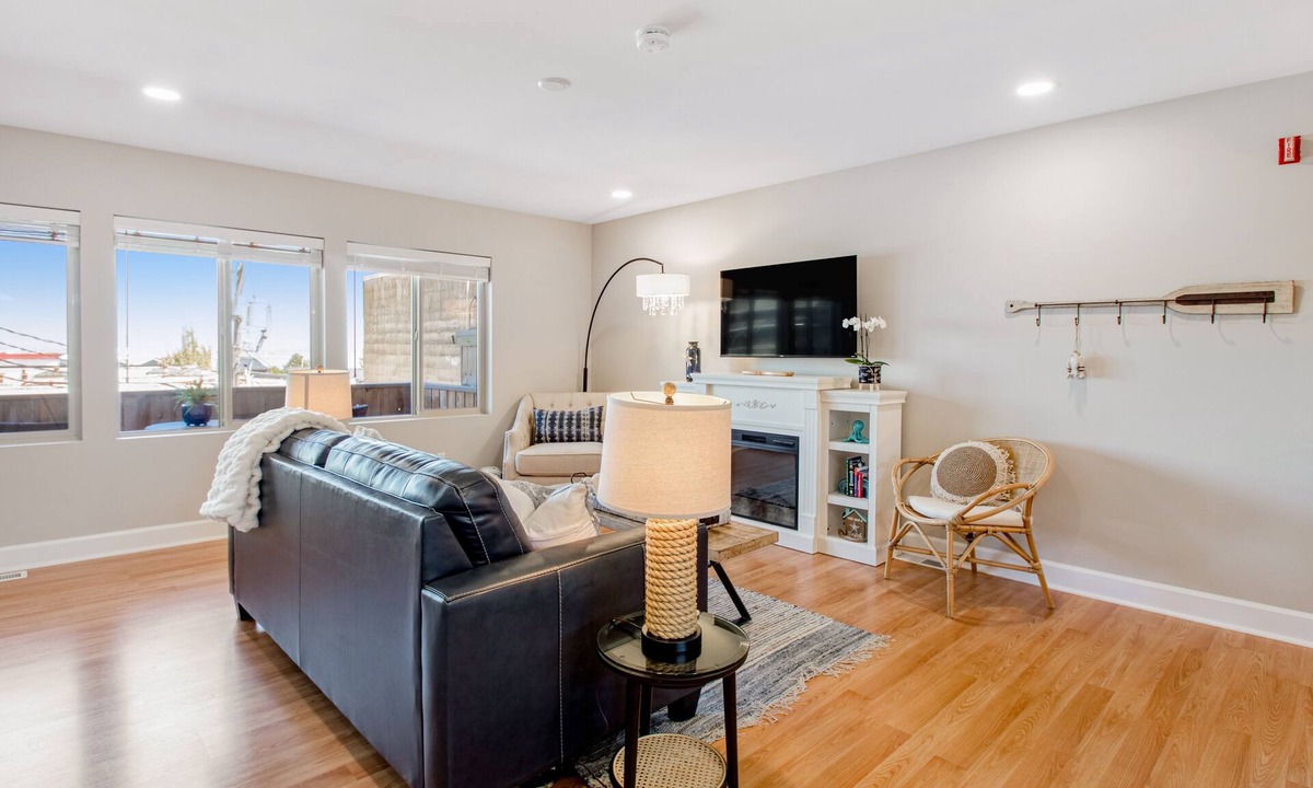 Port Angeles Hotel | Idyllic downtown studio with water views, free WiFi, full kitchen & modern touch