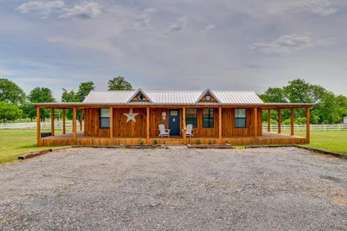 Dennis House | Idyllic Farm Setting! Granbury 'White Daisy Cabin'