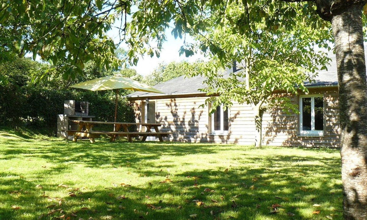 Saint-Leonard-des-Bois Cottage | Idyllic Retreat in the Heart of Alpes Mancelles: Cozy Cottage with Outdoor Activities & Discounts