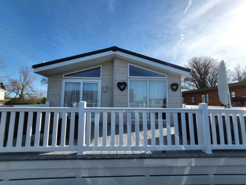 Chichester House | Idyllic Lakeview Lodge