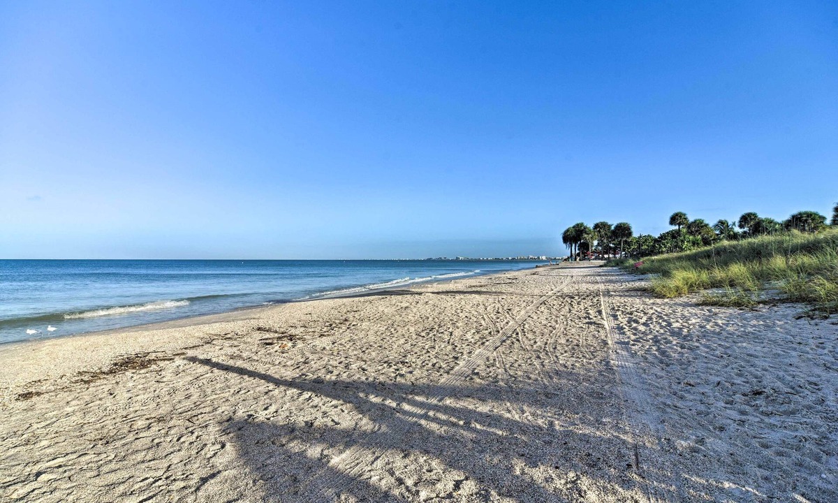 Pass-a-Grille Historic District Apartment | Idyllic Pass-a-grille Studio - Walk to the Beach!