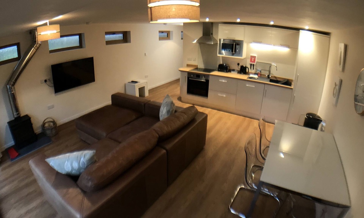 Bodenham House | Idyllic riverside location