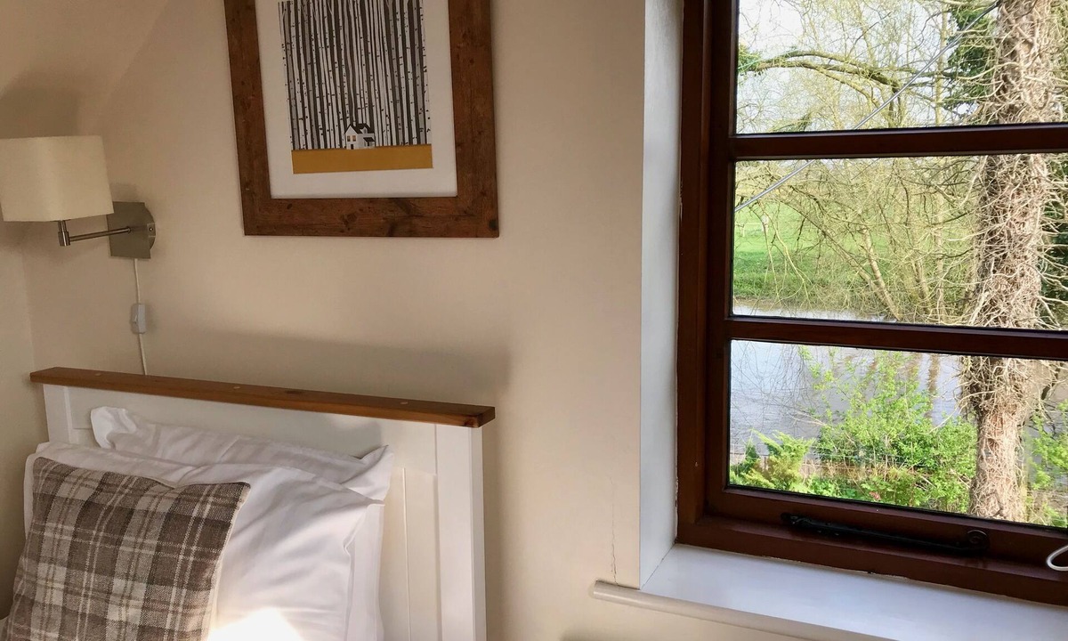 Bodenham Apartment | Idyllic riverside location