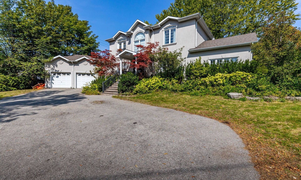 Scarborough House | Idyllic & Spacious 4BR Home with Private Backyard!