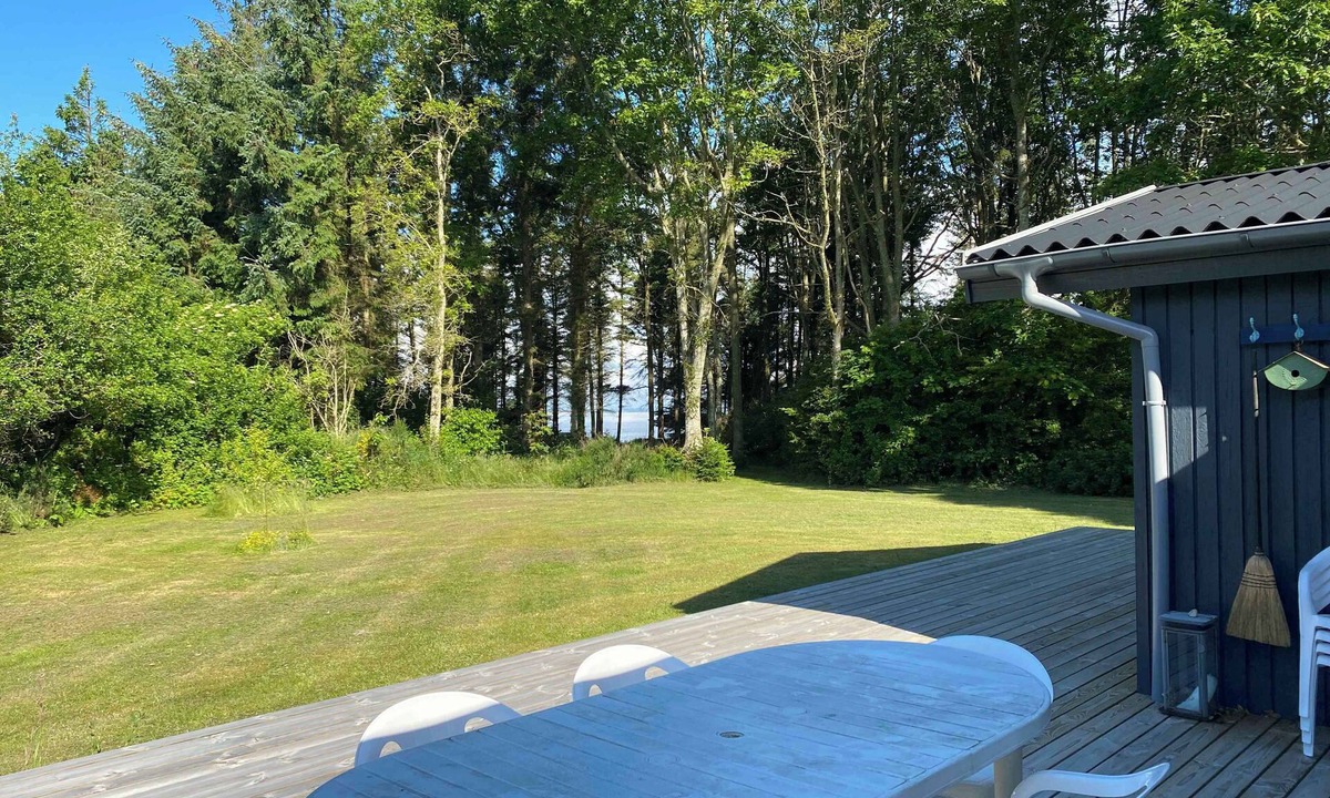 Spøttrup House | Idyllic summer house at the waters edge