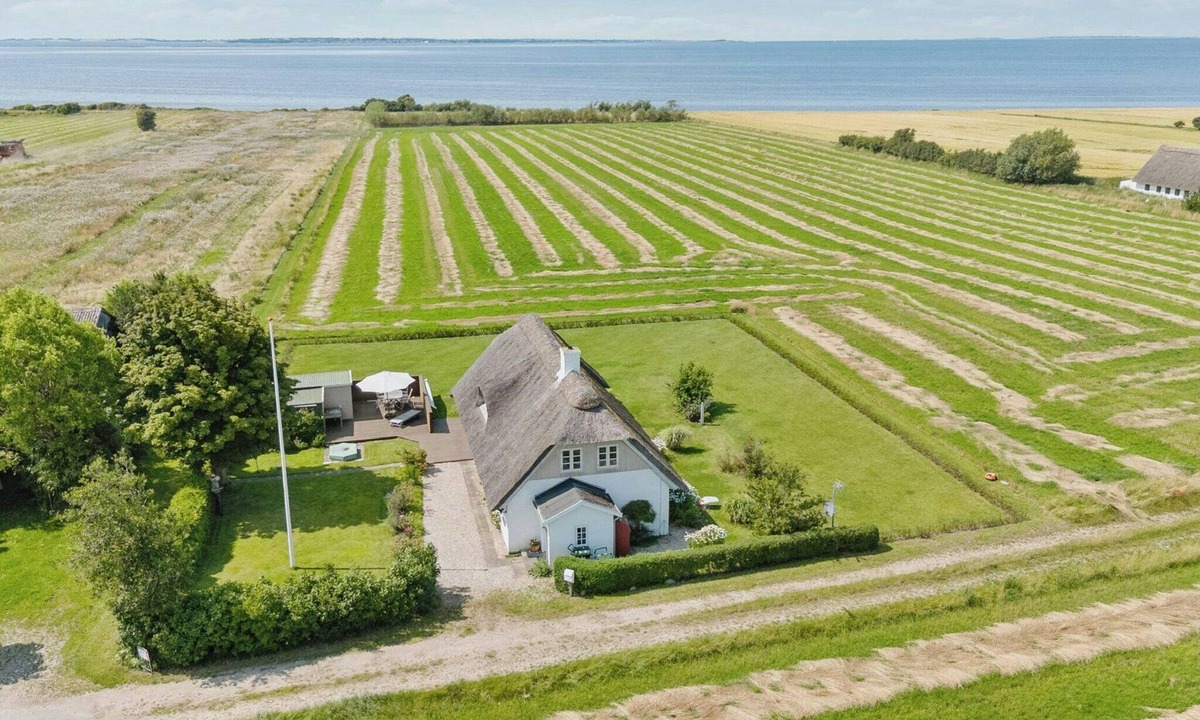 Humble House | Idyllic thatched cottage with sea view