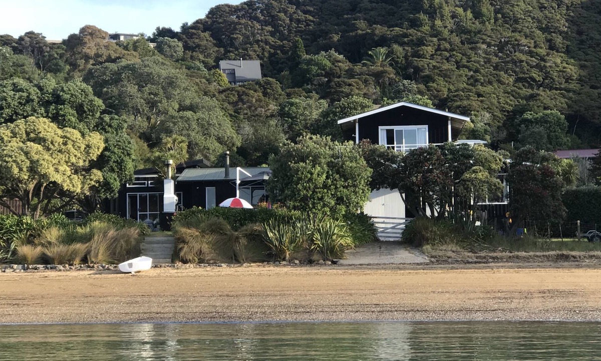 Parekura Bay House | Idyllic Waterfront Kiwi Beach House