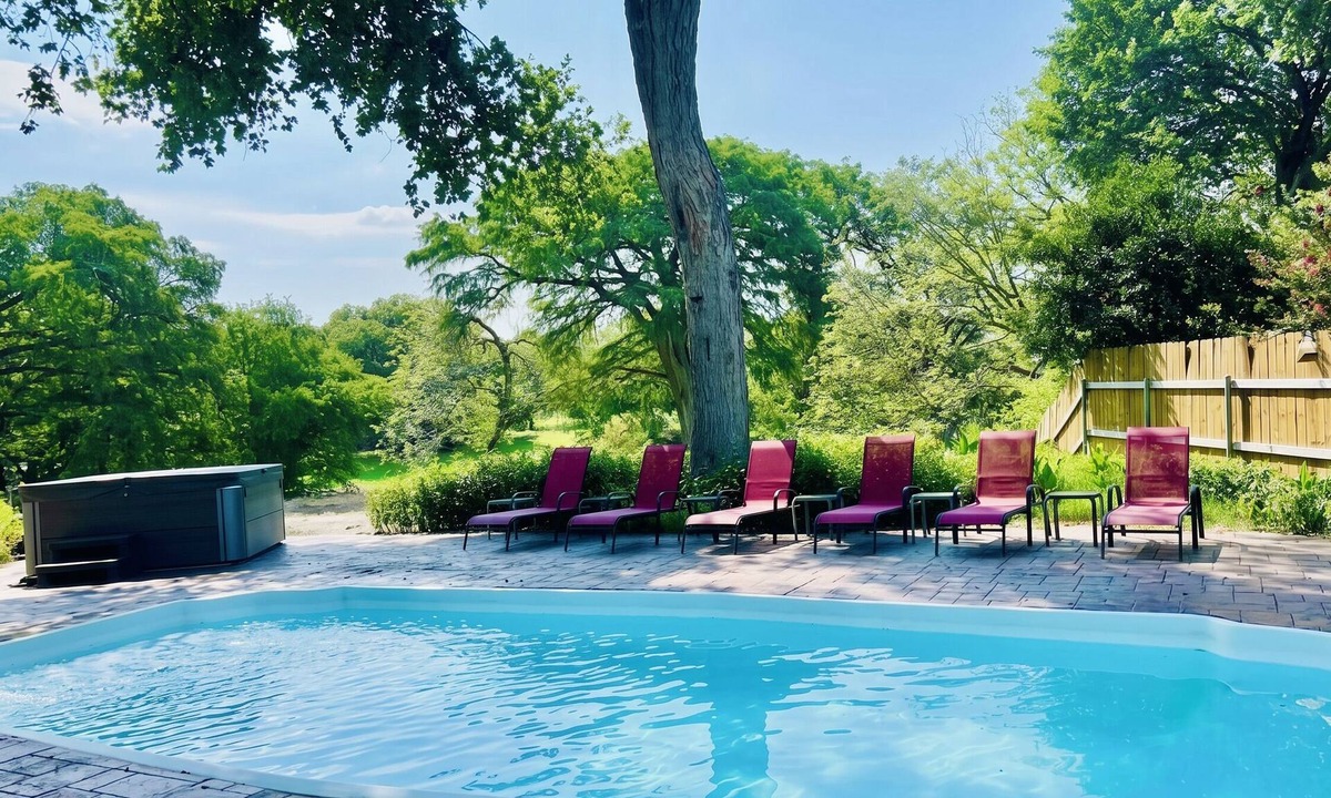 New Braunfels House | Idyllic waterfront getaway with private hot tub & deck views - near golf