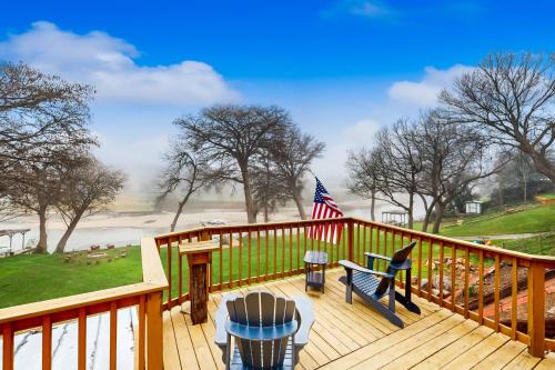New Braunfels House | Idyllic waterfront getaway with private hot tub & deck views - near golf