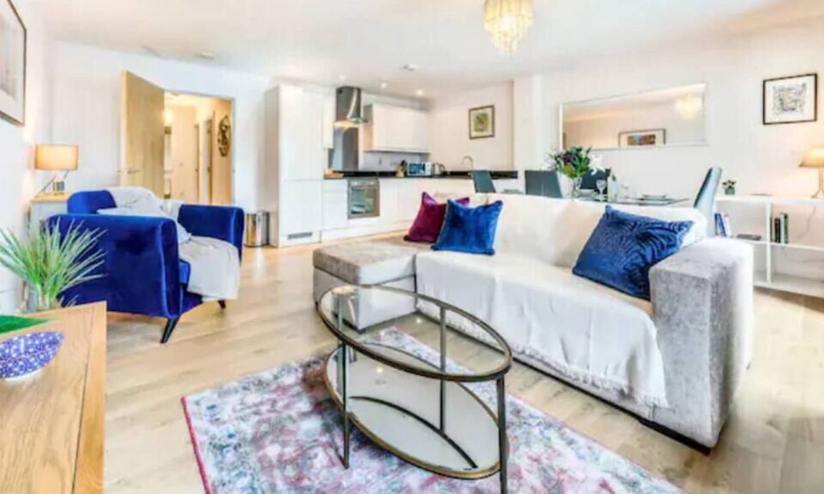 Redhill Apartment | Immaculate 2 Bed 2 Bath Apt w/ balcony in Redhill