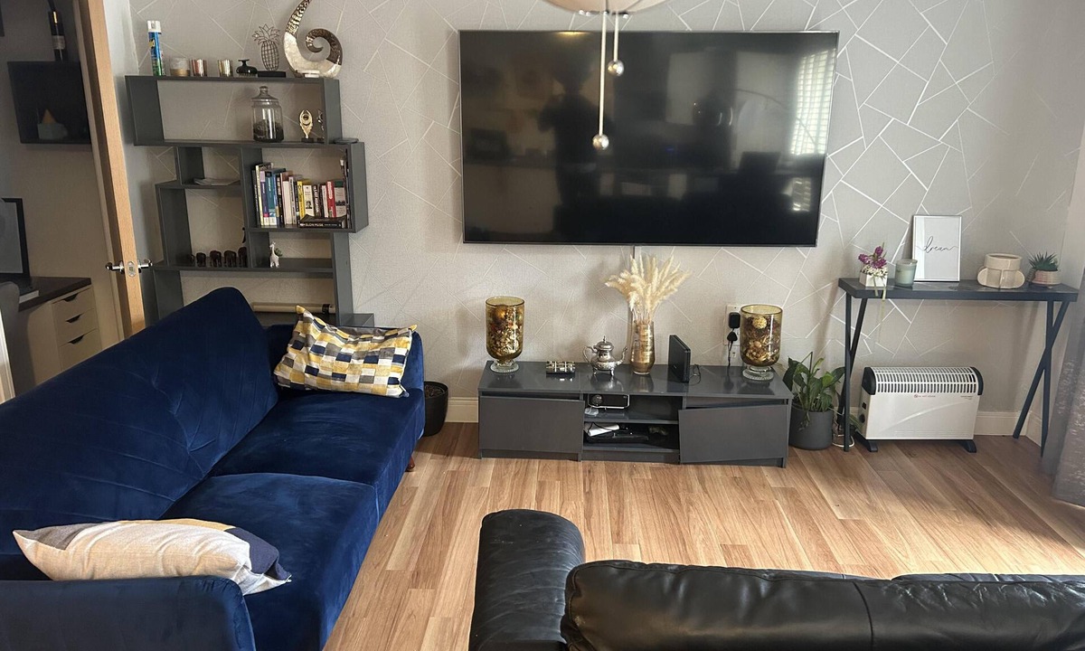 Brooklands Apartment | Immaculate 2-Bed Apartment in Romford