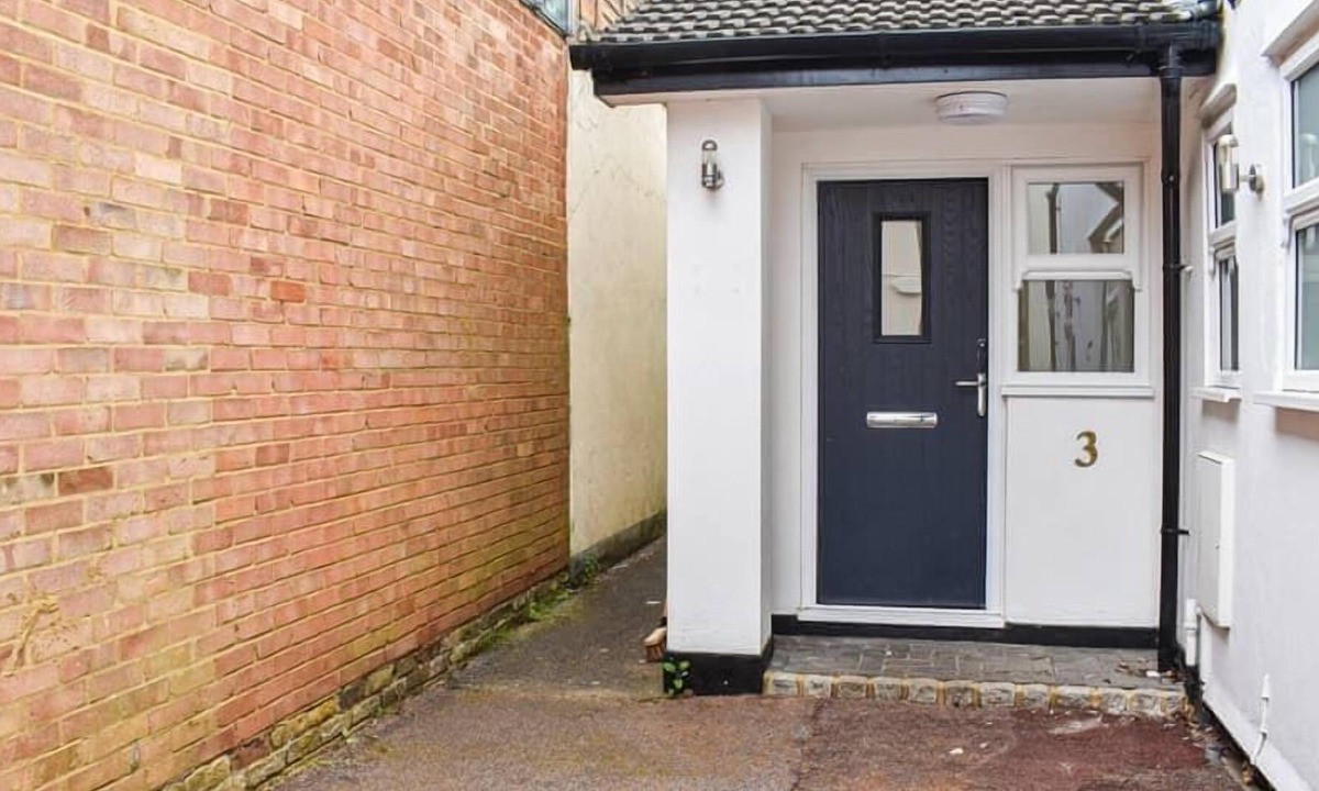 Weybridge House | Immaculate 2-Bed Bungalow in Weybridge