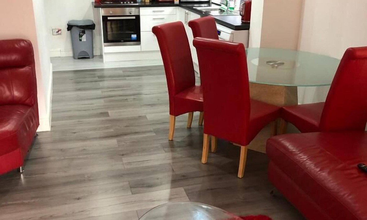 Lacey Green House | Immaculate 2-Bed House in High Wycombe HP14