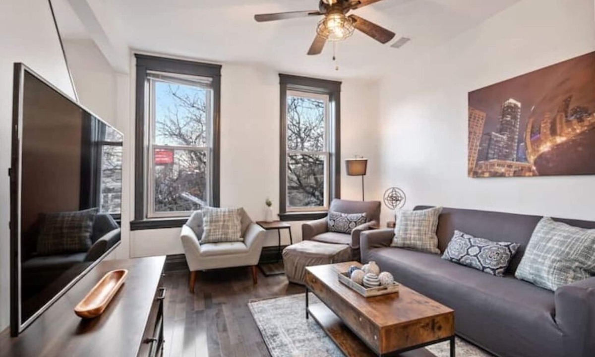 Bucktown Apartment | Immaculate 2-Story Home w/Garage, 2 Back Decks & Garden