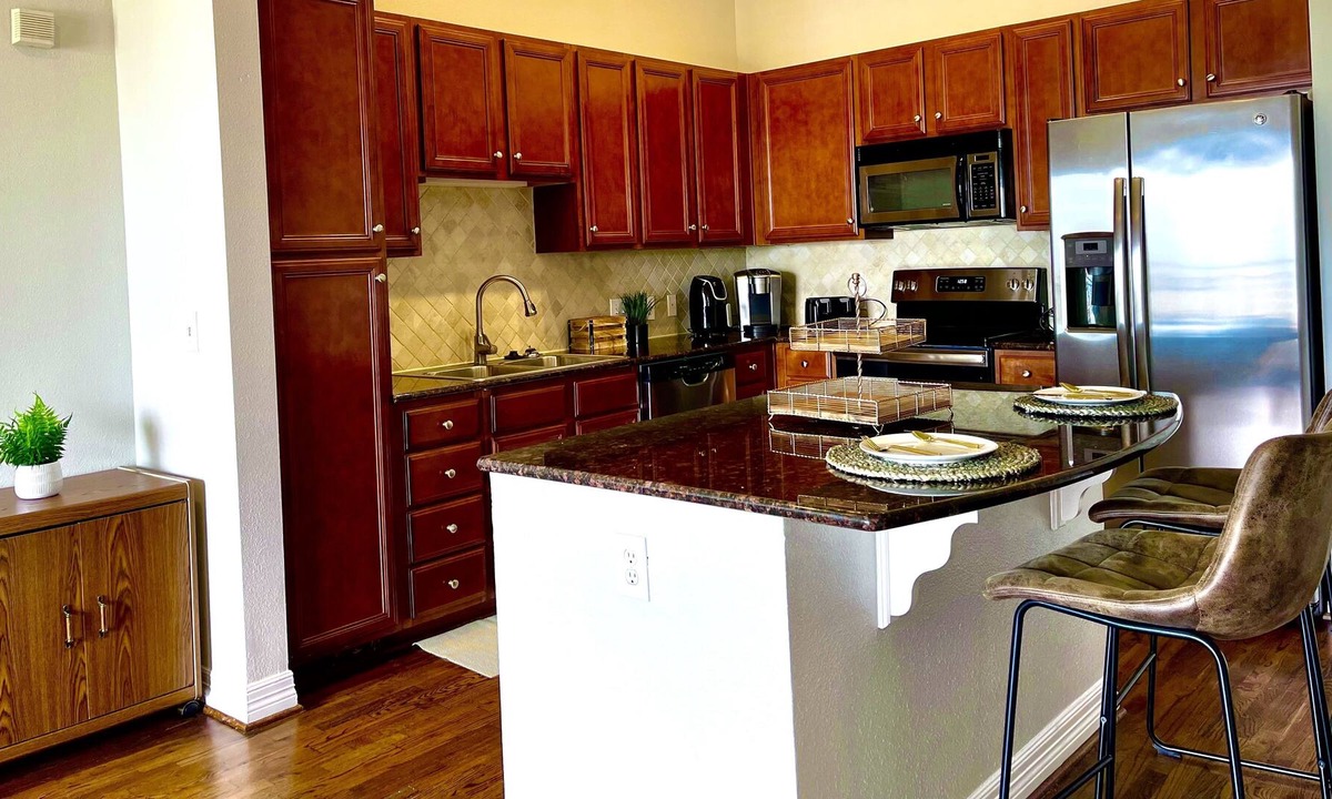Uptown House | Immaculate 28th floor High Rise 1 Bedroom Vacation Unit