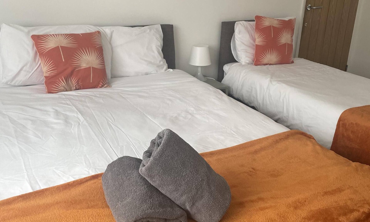 Luton House | Immaculate 3-bed House in Luton