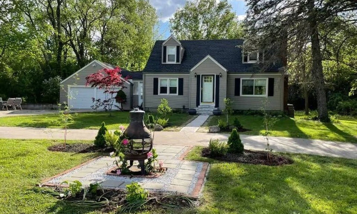 Maple Hill House | Immaculate 3 bedrooms and very private backyard with firepit.