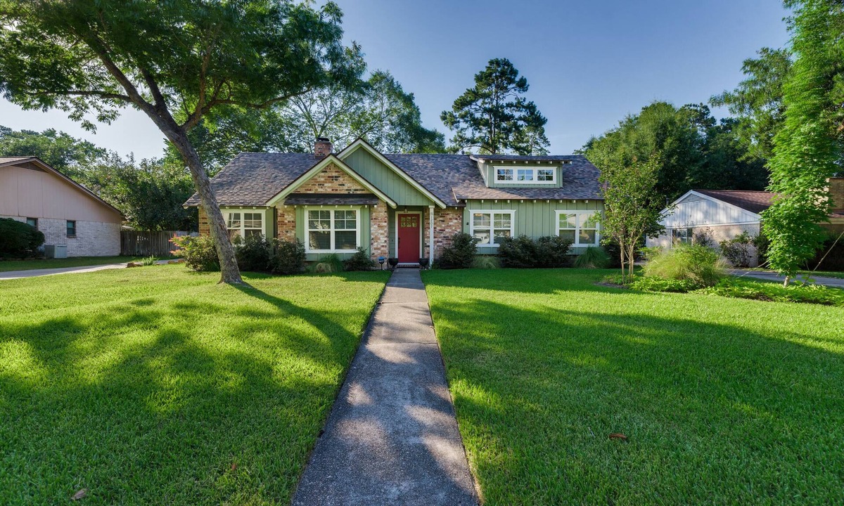 Houston House | Immaculate 4 bedroom 20 minutes to Downtown/Woodlands/Airport/Exxon w/huge yard