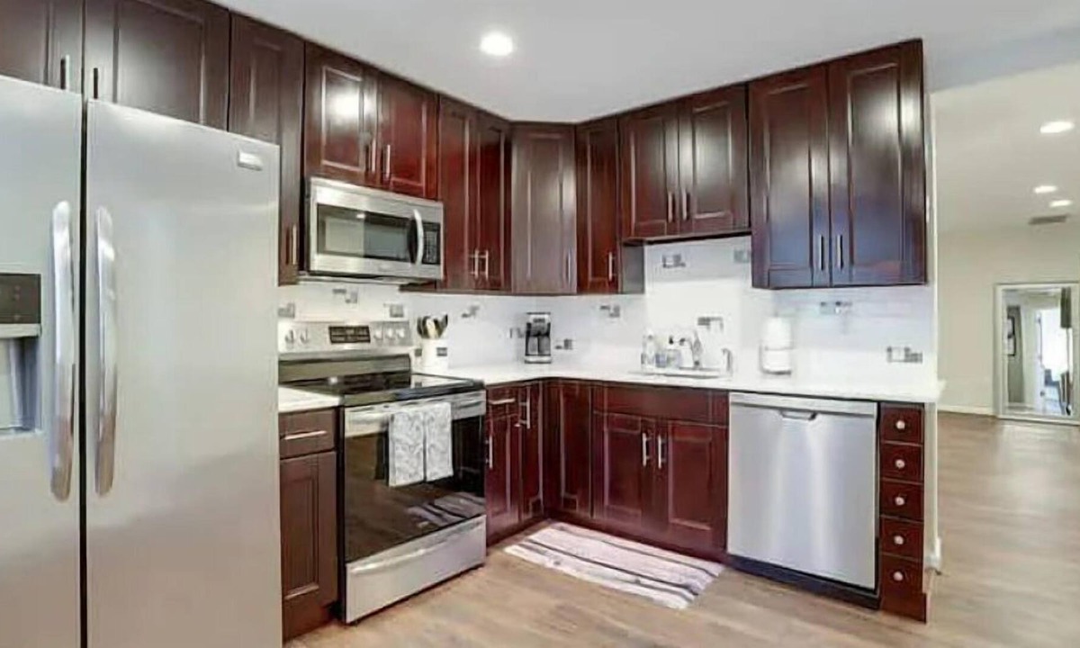 Nauck Condo | Immaculate Condo minutes from DC