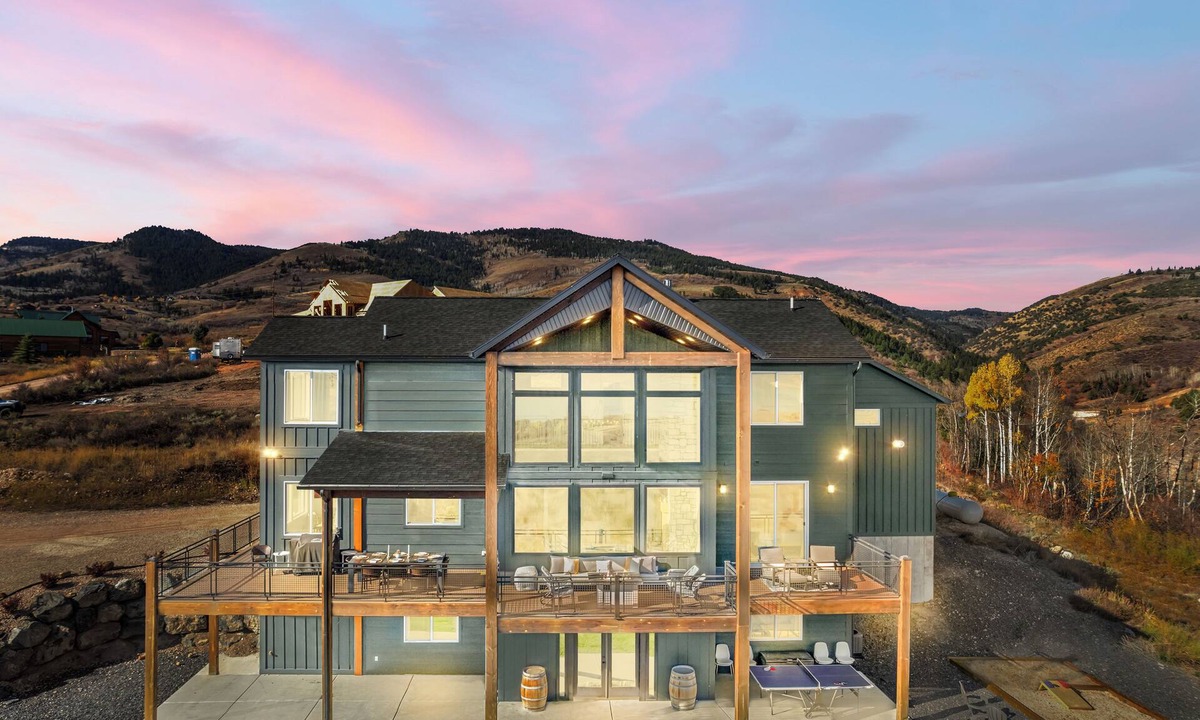 Fish Haven House | IMMACULATE Modern Rustic Luxury - Captivating Views - Sleeps 26